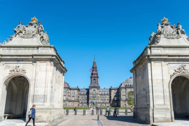 Copenhagen, Danimarka - 6 Mayıs 2018: kentsel sahne mavi gökyüzü ve Christiansborg Sarayı, Kopenhag, Danimarka