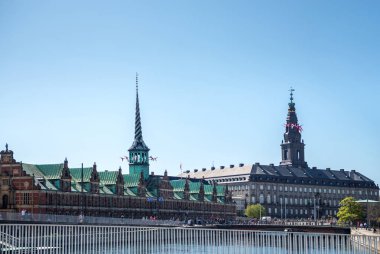 Copenhagen, Danimarka - 6 Mayıs 2018: kentsel sahne tarihi mimarisi ve Christiansborg Sarayı, Kopenhag, Danimarka