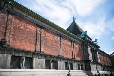 Copenhagen, Danimarka - 5 Mayıs 2018: kentsel sahne ile güzel Ny Carlsberg Glyptotek Kopenhag, Danimarka