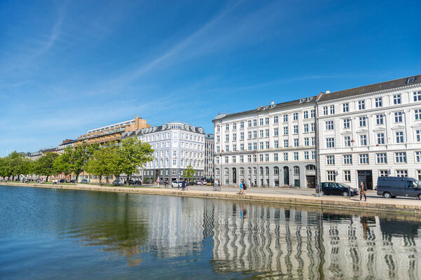 КОПЕНГАГЕН, ДЕНМАРК - 5 мая 2018 года: живописный вид на реку города, здания и чистое голубое небо, Копенгаген, плотность
