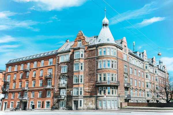 городская сцена с красивой архитектурой Копенгагена и облачного неба, плотность
