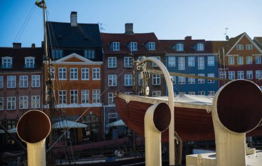 Kopenhag, Danimarka - 06 Mayıs, 2018: borular, Kopenhag, Danimarka Nyhavn iskelede teknede