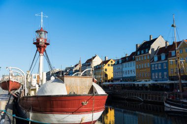 Kopenhag, Danimarka - 06 Mayıs, 2018: Nyhavn pier renk binalar, gemiler, yatlar ve diğer tekneler eski şehir Kopenhag, Danimarka 