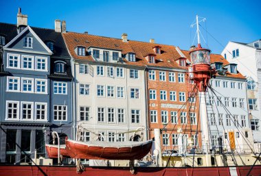 Kopenhag, Danimarka - 06 Mayıs, 2018: Nyhavn iskele binaları ve tekneler eski şehir Kopenhag, Danimarka  