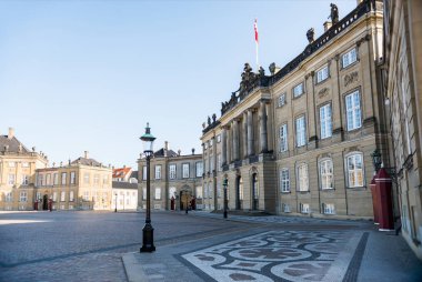 boş Amalienborg Meydanı tarihi binalar, kaldırım ve sokak lambaları, Kopenhag, Danimarka