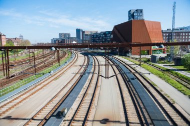 Tren ve tren istasyonuna, Kopenhag, Danimarka yüksek açılı görünüş   