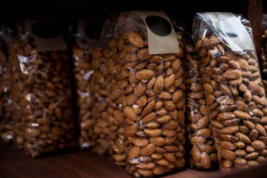 Plastik ambalaj içinde badem görünümünü kapat 