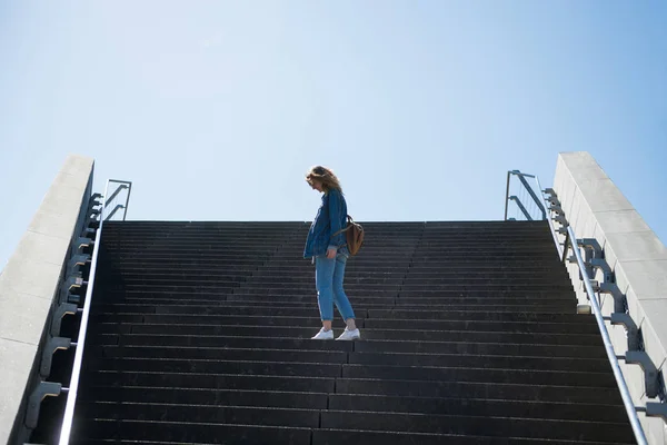 Vista Laterale Della Donna Piedi Gradini Con Cielo Blu Sullo — Foto Stock