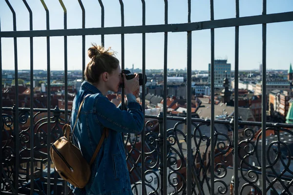 seçici odak genç kadın alarak resmin Kopenhag şehir, Danimarka