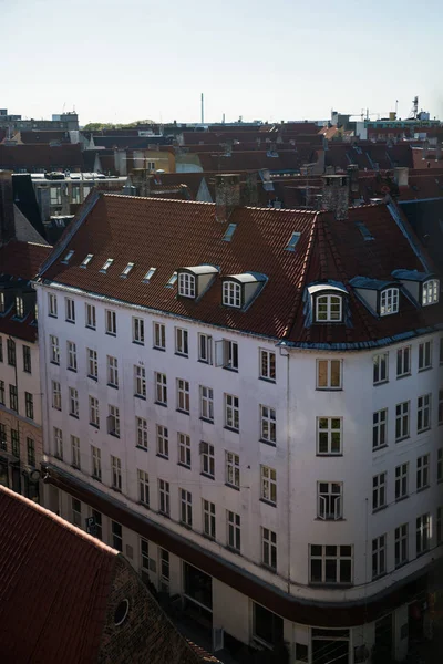 与房屋和屋顶的哥本哈根美丽的城市景观鸟瞰 — 免费的图库照片