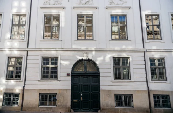Baixo Ângulo Vista Bela Casa Com Portas Madeira Decorações Copenhagen — Fotografia de Stock