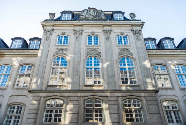 Niedriger Winkel Blick Auf Schönes Altes Haus Mit Großen Fenstern — Stockfoto