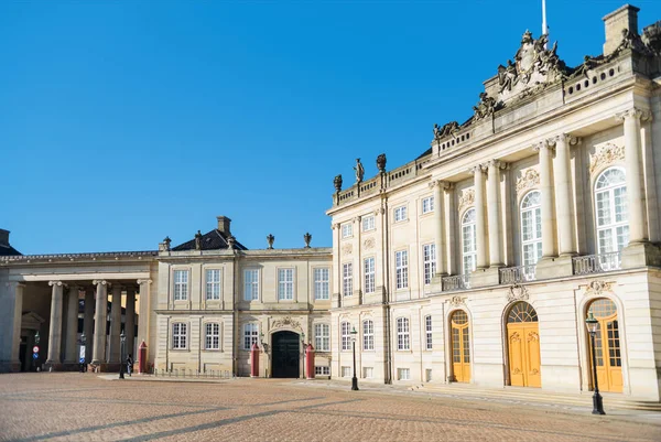 güzel Amalienborg Meydanı tarihi binalar ve sütunlarla güneşli gün, Kopenhag, Danimarka