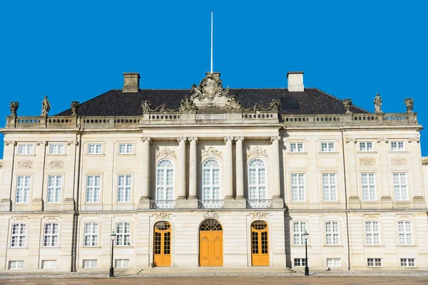 Piękna Architektura Historyczne Zamek Amalienborg Kolumnami Rzeźbami Kopenhadze Dania — Zdjęcie stockowe