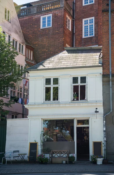 Casa Acolhedora Com Placas Branco Perto Entrada Rua Copenhagen Denmark — Fotos gratuitas