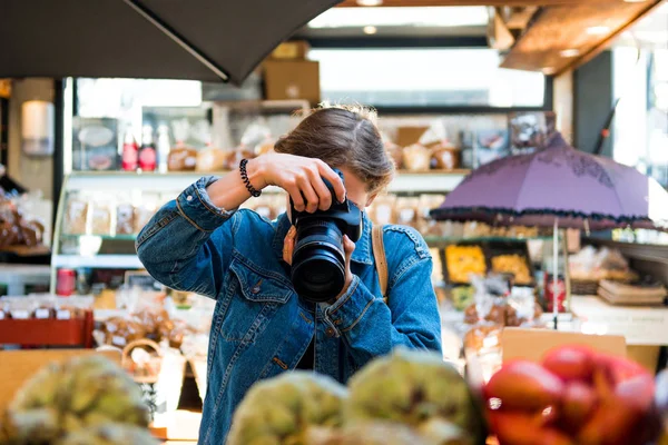 Mujer Con Cara Oscurecida Por Cámara Tomando Fotos Tienda Imagen de stock