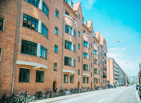 COPENHAGUE, DANEMARK - 5 MAI 2018 : scène urbaine avec rue urbaine vide avec vélos garés et bâtiments à Copenhagen, Danemark — Photo de stock