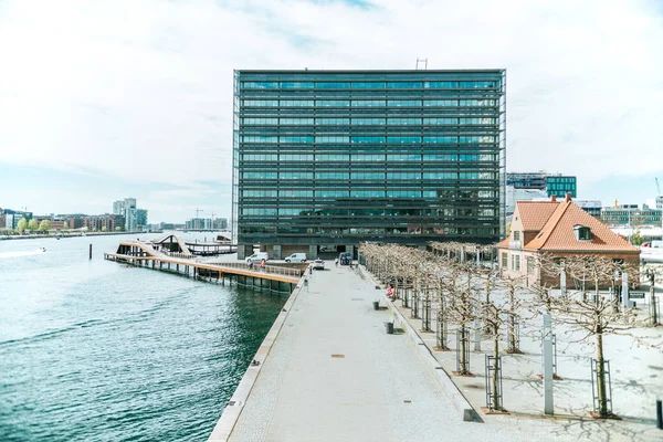 COPENHAGEN, DINAMARCA - MAIO 6, 2018: cena urbana com rio da cidade e edifícios em copenhagen, denmark — Fotografia de Stock