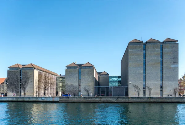 COPENHAGUE, DANEMARK - 6 MAI 2018 : Scène urbaine avec rivière et bâtiments à Copenhagen, Danemark — Photo de stock