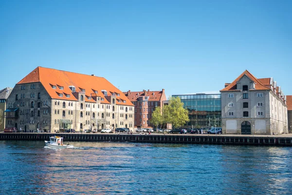 COPENHAGEN, DENMARK - MAY 5, 2018: urban scene with city river and colorful buildings in copenhagen, denmark — Stock Photo