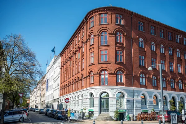 Kopenhagen, Dänemark - 5. Mai 2018: Stadtbild mit Stadtstraße und bunten Gebäuden in Kopenhagen, Dänemark — Stockfoto