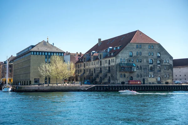 Копенгаген, Данія - 5 травня 2018: Міські сцени з міста річки та будівлі в Копенгагені, Данія — стокове фото