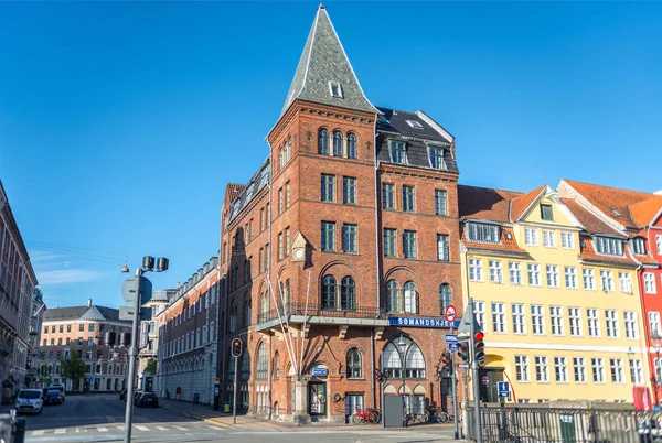 COPENHAGEN, DENMARK - MAY 5, 2018: urban scene with city street and colorful buildings in copenhagen, denmark — Stock Photo