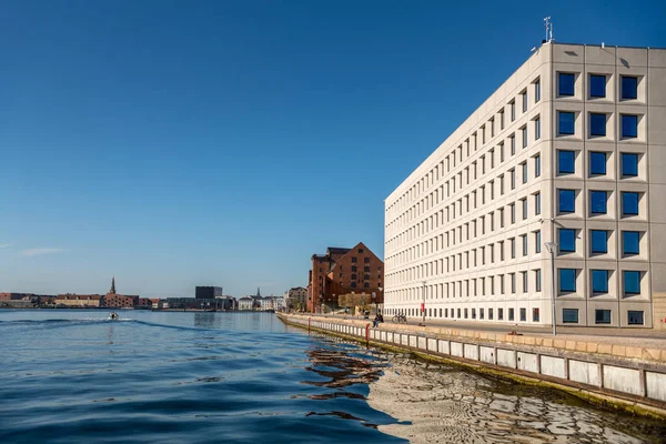 COPENHAGEN, DENMARK - MAY 6, 2018: urban scene with city river and buildings in copenhagen, denmark — Stock Photo