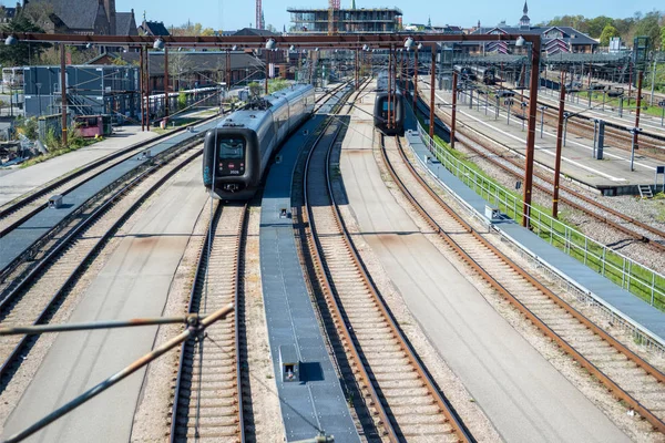 COPENHAGUE, DANEMARK - 6 MAI 2018 : vue panoramique du train circulant sur les voies ferrées à Copenhagen, Danemark — Photo de stock