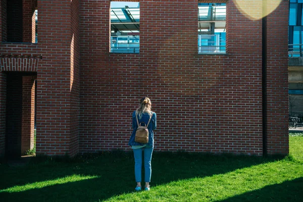 Vista trasera de mujer con mochila y arquitectura de la ciudad de copenhagen, denmark - foto de stock