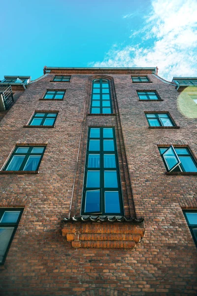 Low angle view of high building and cloudy blue sky, copenhagen, denmark — Stock Photo