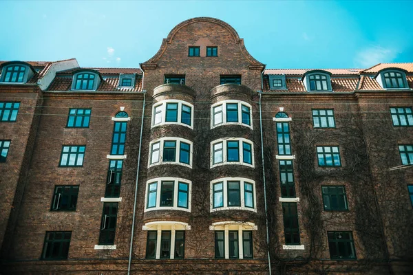 Flache Ansicht des Gebäudes mit angeordneten Fenstern und blauem Himmel, Kopenhagen, Dänemark — Stockfoto