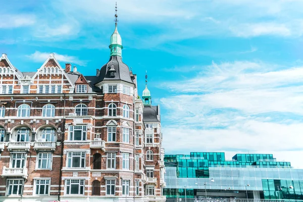 Міська сцена з красивою архітектурою Копенгагена і хмарним небом, відмітка — стокове фото