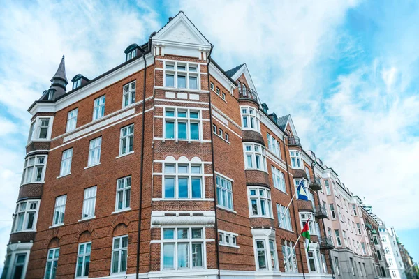 Vista de ángulo bajo de hermosa arquitectura de copenhagen y cielo nublado, denmark - foto de stock