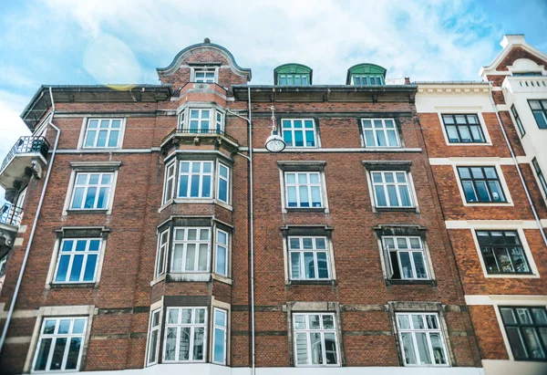 Blick auf schöne Architektur und wolkenverhangenen Himmel in Kopenhagen, Dänemark — Stockfoto