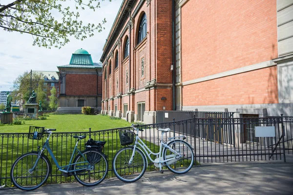 Escena urbana con bicicletas aparcadas en calle en copenhagen, denmark - foto de stock