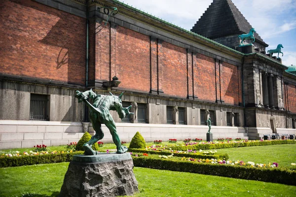 COPENHAGEN, DENMARK - MAY 5, 2018: urban scene with Ny Carlsberg Glyptotek in copenhagen, denmark — Stock Photo