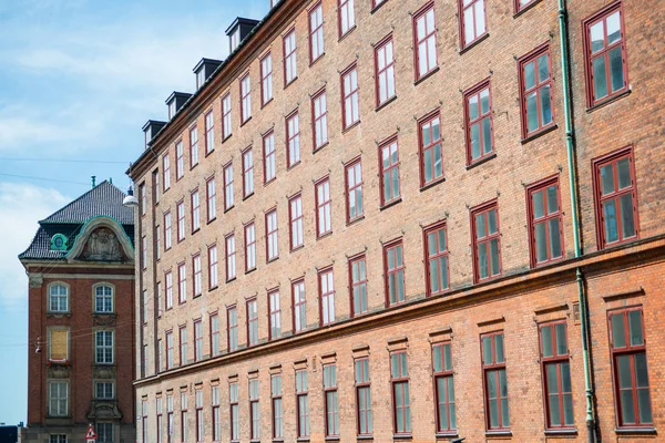 Scène urbaine avec bâtiment historique et ciel bleu clair, copenhagen, Danemark — Photo de stock