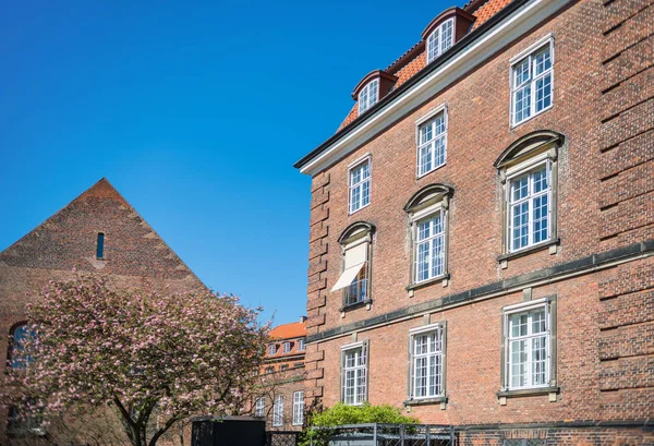 Cena urbana com edifícios e céu azul claro em copenhagen, denmark — Fotografia de Stock