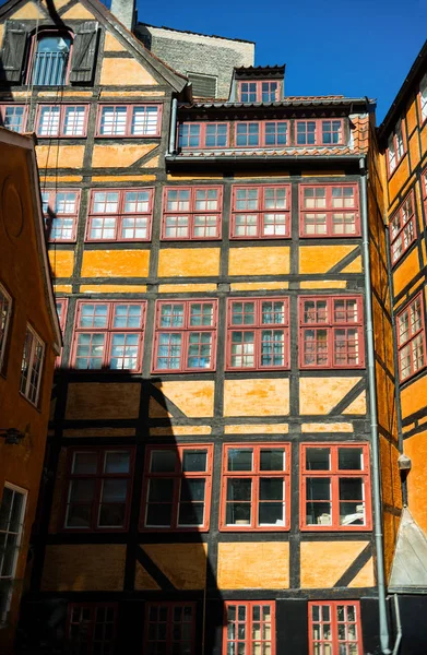 Городская сцена с яркими зданиями в Копенгагене, денмарк — стоковое фото