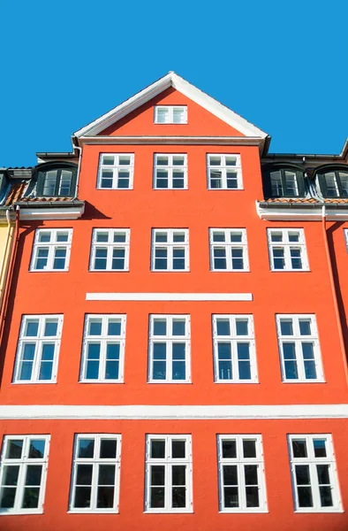 Vue à angle bas de belle maison rouge traditionnelle avec des fenêtres blanches à la journée ensoleillée, copenhagen — Photo de stock