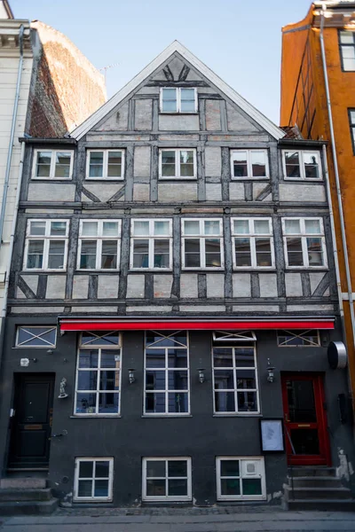 Vue à angle bas de la belle maison traditionnelle sur la rue à Copenhagen, Danemark — Photo de stock