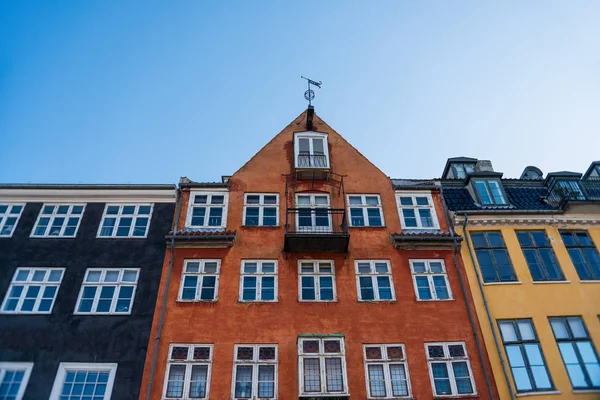 Baixo ângulo de visão de belas casas coloridas contra o céu azul, copenhagen, denmark — Fotografia de Stock
