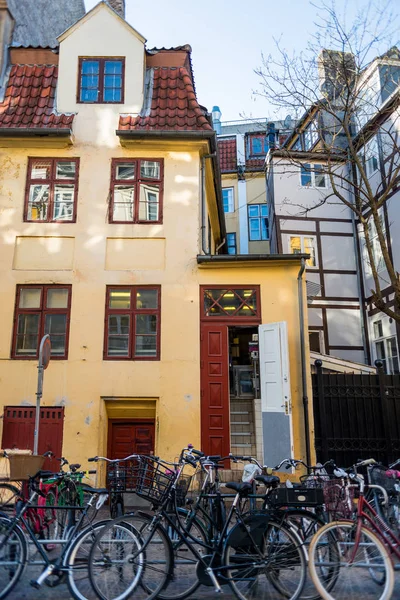 Велосипеди на стоянці біля будинку на вулиці в Копенгагені, Данія — стокове фото