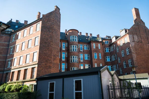 Низький кут зору сучасних будинків на вулиці в Копенгагені, Данія — стокове фото