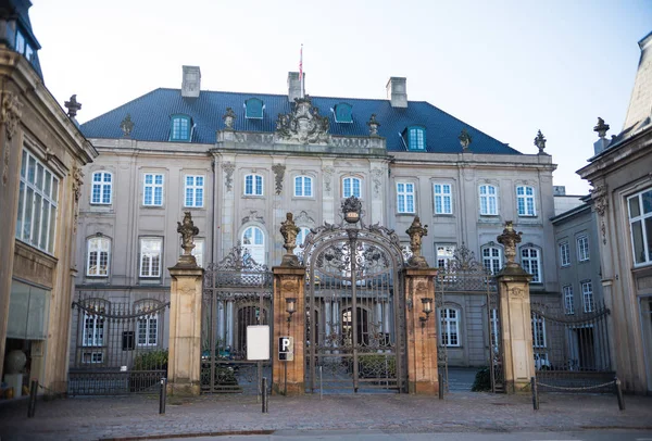 Portões antigos, cartão em branco e belo edifício histórico em copenhagen, denmark — Fotografia de Stock