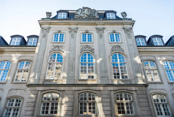 Niedriger Winkel Blick auf schönes altes Haus mit großen Fenstern und Dekorationen in Kopenhagen, Dänemark — Stockfoto
