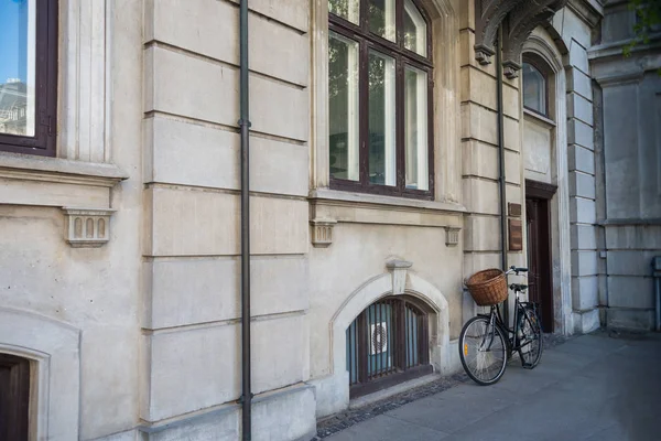 Bicicleta con cesta aparcada cerca de casa antigua en copenhagen, denmark - foto de stock