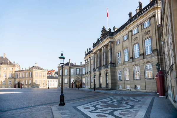 Порожній квадрат Амалієнборг з історичних будівель, тротуару і вуличні ліхтарі в Копенгагені, Данія — стокове фото