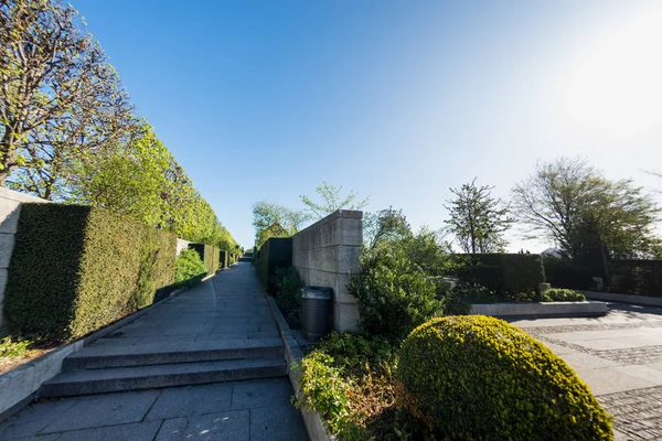 Parque acolhedor com arbustos verdes e passarela no dia ensolarado, copenhagen, denmark — Fotografia de Stock